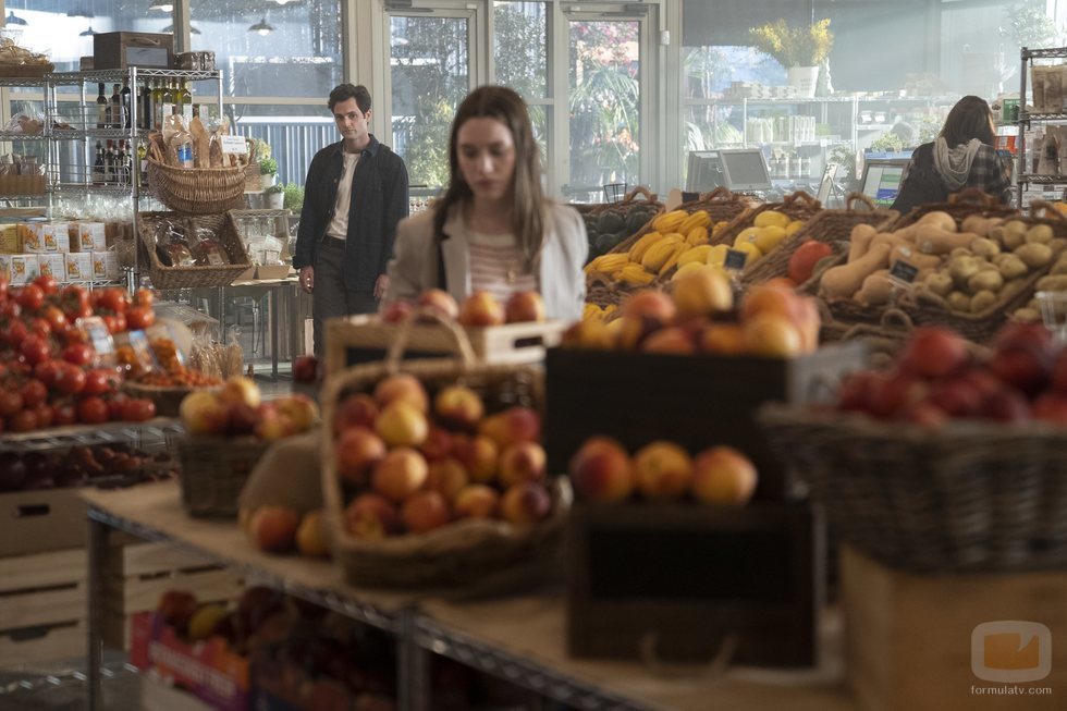 Joe (Penn Badgley) observa a Love (Victoria Pedretti) en la segunda temporada de 'You'