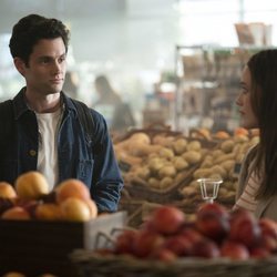Joe habla con Love en una frutería en la segunda temporada de 'You'