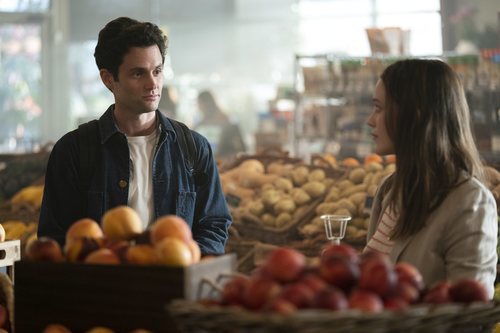 Joe habla con Love en una frutería en la segunda temporada de 'You'
