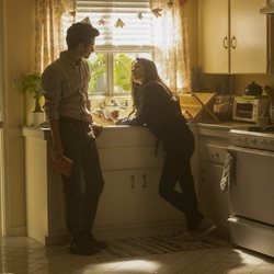 Joe y Love comparten confidencias en la segunda temporada de 'You'