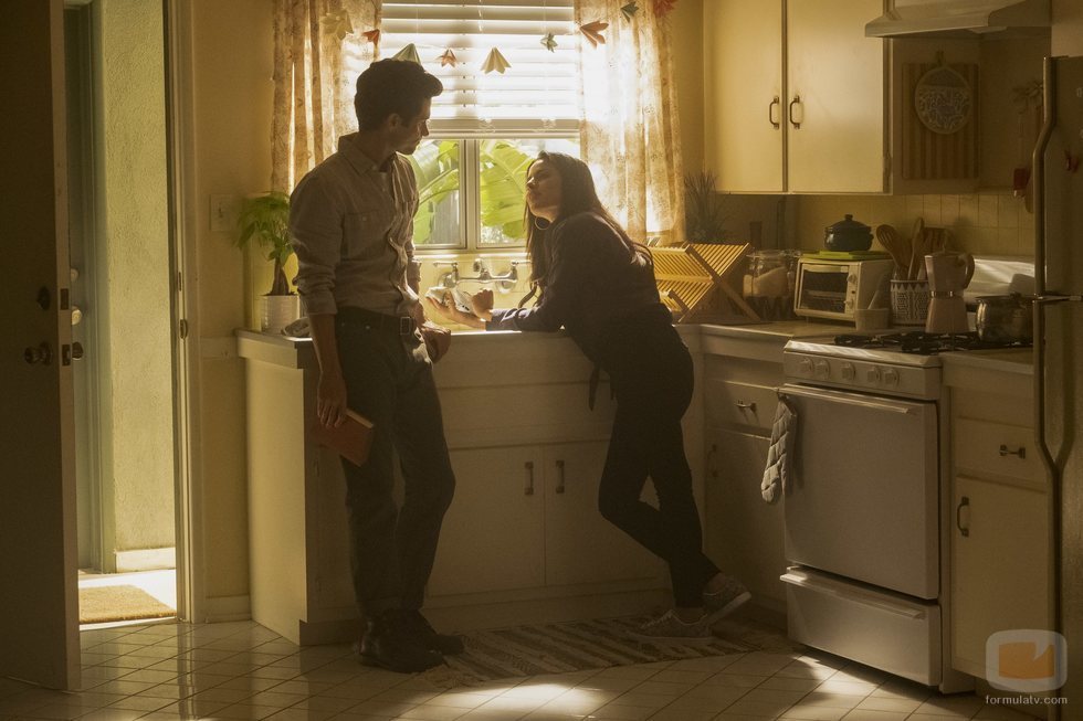 Joe y Love comparten confidencias en la segunda temporada de 'You'