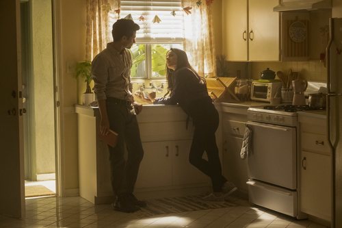Joe y Love comparten confidencias en la segunda temporada de 'You'