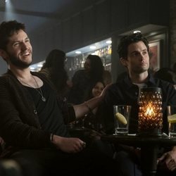 Joe bebe en un bar en la segunda temporada de 'You'