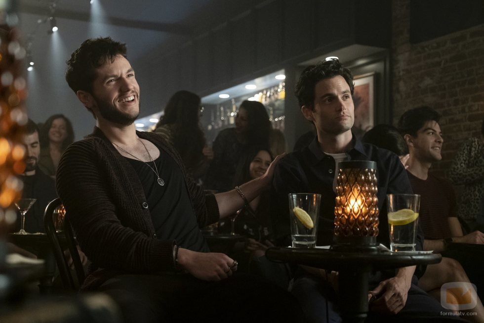 Joe bebe en un bar en la segunda temporada de 'You'