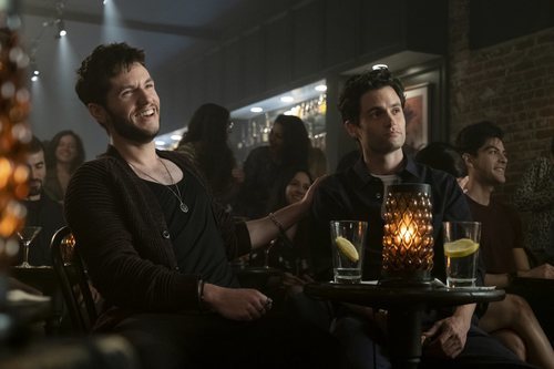 Joe bebe en un bar en la segunda temporada de 'You'