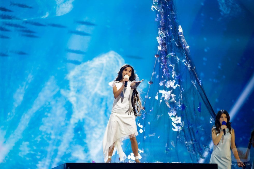 Melani, rodeada de redes y un fondo marino en el segundo ensayo de Eurovisión Junior 2019