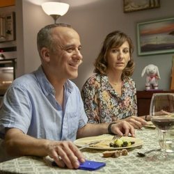Jesús (Javier Gutiérrez) y Nuria (Malena Alterio) comiendo en 'Vergüenza'