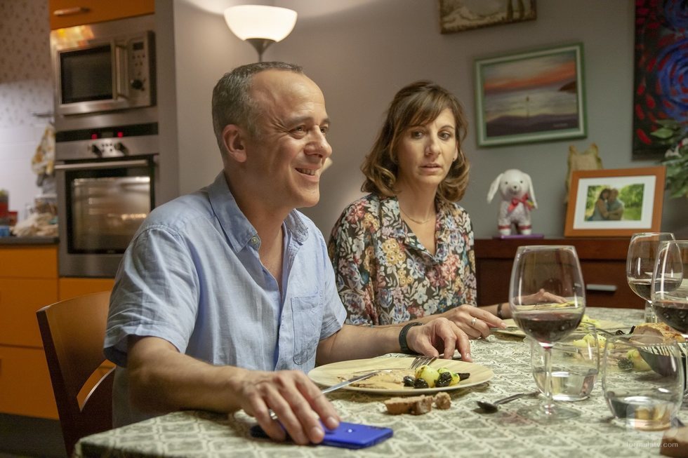 Jesús (Javier Gutiérrez) y Nuria (Malena Alterio) comiendo en 'Vergüenza'