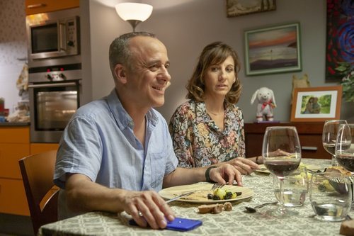 Jesús (Javier Gutiérrez) y Nuria (Malena Alterio) comiendo en 'Vergüenza'
