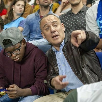 Jesús (Javier Gutiérrez) y Yusuf (Yannick Nguenkam) viendo un partido de fútbol en 'Vergüenza'