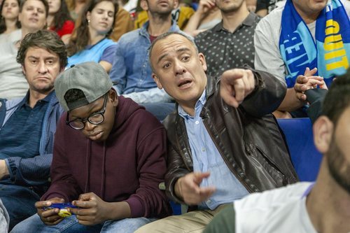 Jesús (Javier Gutiérrez) y Yusuf (Yannick Nguenkam) viendo un partido de fútbol en 'Vergüenza'