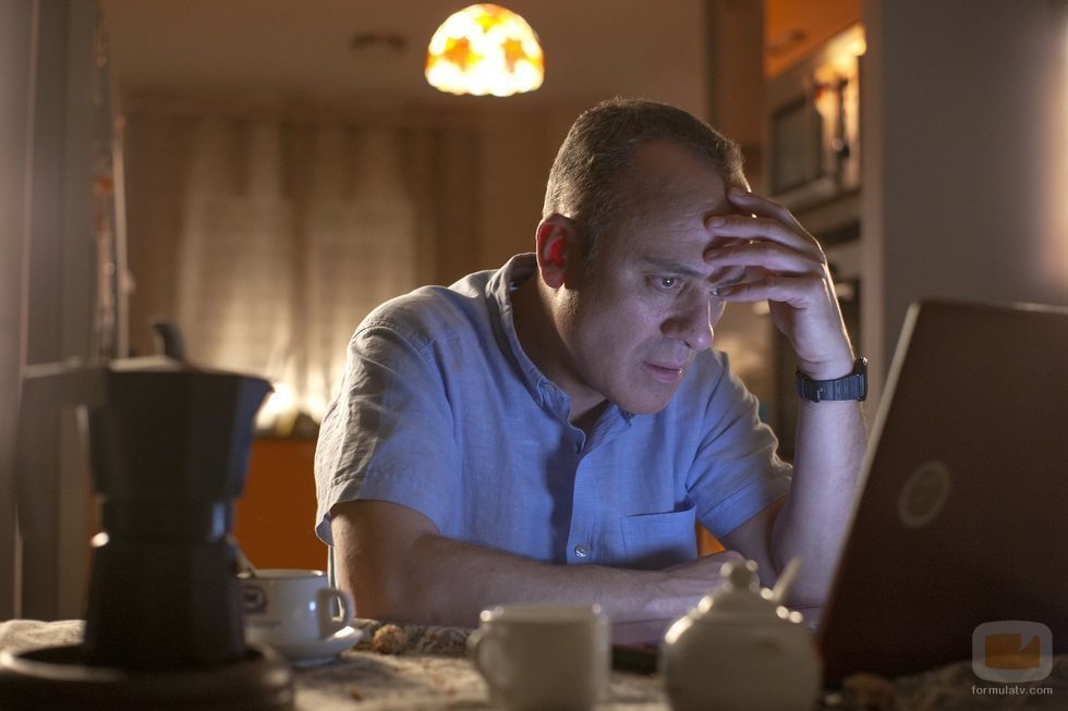 Jesús (Javier Gutiérrez), apesadumbrado frente al ordenador en 'Vergüenza'
