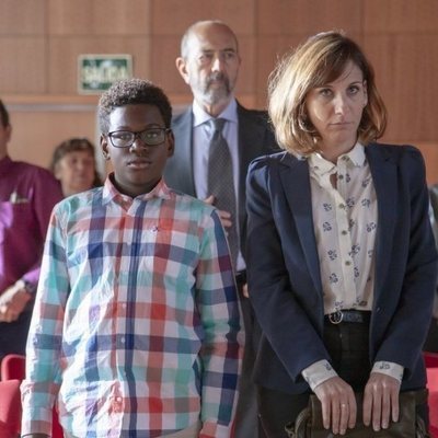 Nuria (Malena Alterio) y Yusuf (Yannik Nguenkam), en un juicio en 'Vergüenza'
