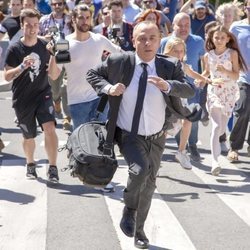 Jesús (Javier Gutiérrez) huye de la multitud en la 3ª temporada de 'Vergüenza'
