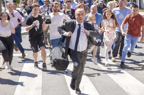 Jesús (Javier Gutiérrez) huye de la multitud en la 3ª temporada de 'Vergüenza'