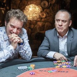Jesús (Javier Gutiérrez) juega al póker en la tercera temporada de 'Vergüenza'