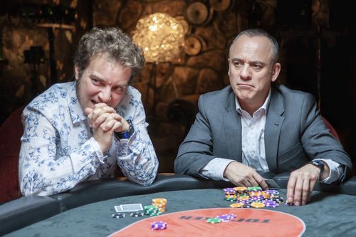 Jesús (Javier Gutiérrez) juega al póker en la tercera temporada de 'Vergüenza'