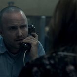 Warren Cave (Aaron Paul) habla por teléfono en la cárcel en 'Truth Be Told'