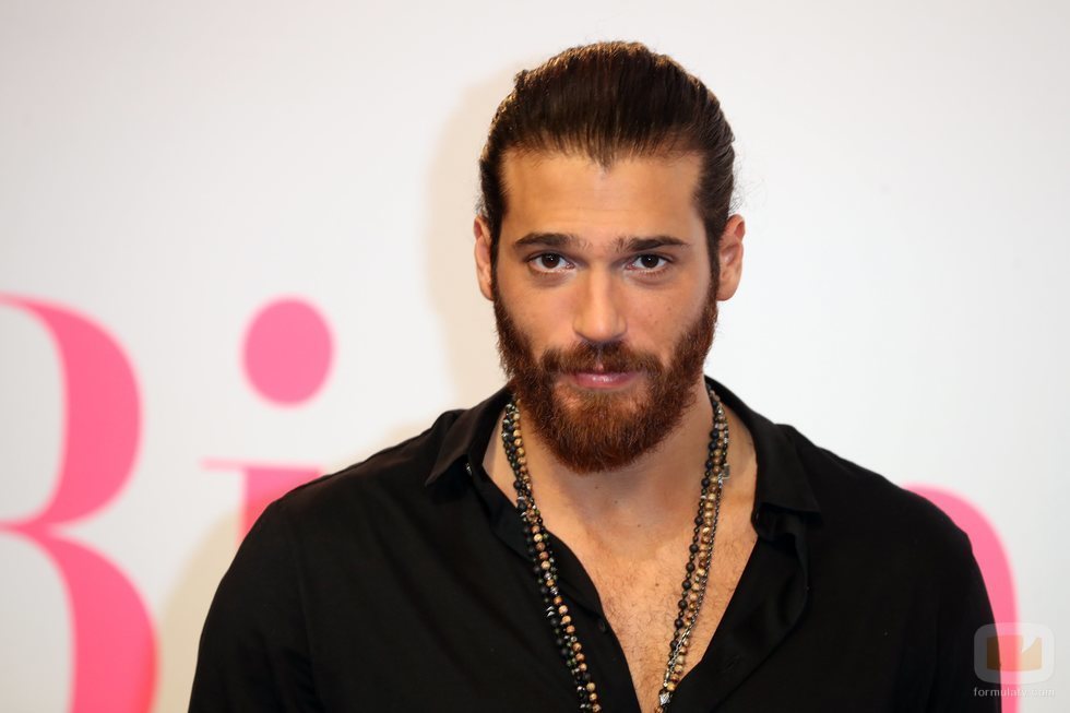 Can Yaman posa en su visita a España