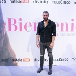 Can Yaman posa en la rueda de prensa