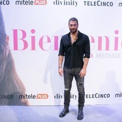 Can Yaman posa en la rueda de prensa 