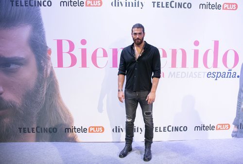 Can Yaman posa en la rueda de prensa 