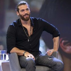 Un sonriente Can Yaman en su rueda de prensa en España