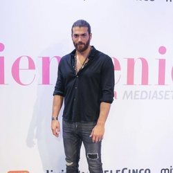 Can Yaman junto a un cartel que le da la bienvenida a España