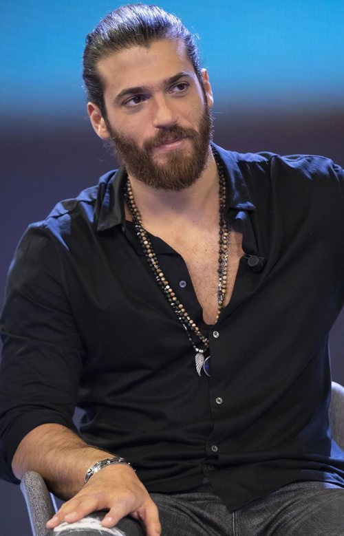 Can Yaman, protagonista de 'Erkenci Kus', en su rueda de prensa