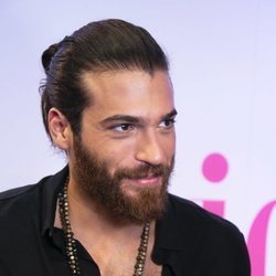El actor Can Yaman sonríe para la prensa española