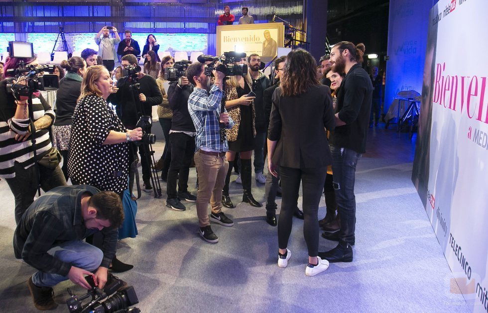 Can Yaman atiende a los medios españoles