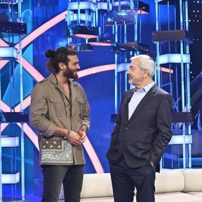 Can Yaman junto a Carlos Sobera, presentador de 'Volverte a ver'