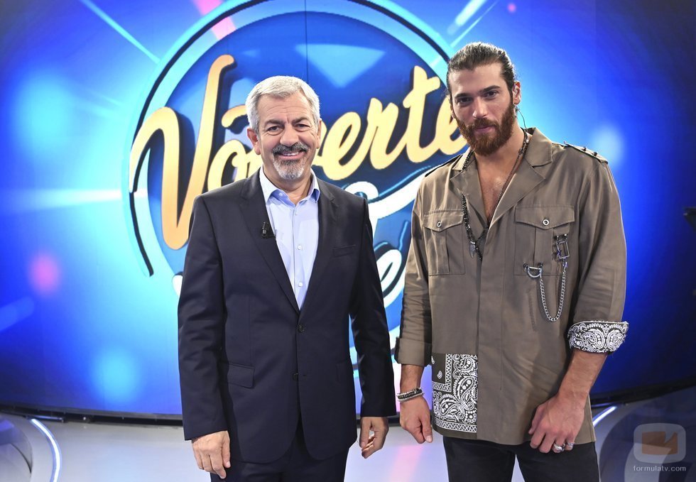 Can Yaman y Carlos Sobera delante del logo de 'Volverte a ver'