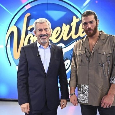 Can Yaman y Carlos Sobera delante del logo de 'Volverte a ver'