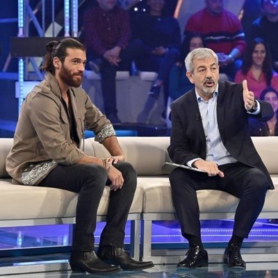 Can Yaman y Carlos Sobera en el plató de 'Volverte a ver'