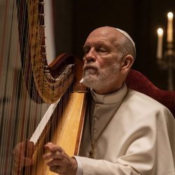 John Malkovich toca el arpa en 'The New Pope'