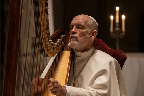 John Malkovich toca el arpa en 'The New Pope'