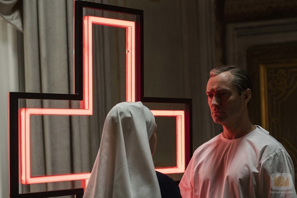 Jude Law junto a un crucifijo en 'The New Pope'