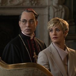 Maurizio Lombardi y Cécile de France en 'The New Pope'