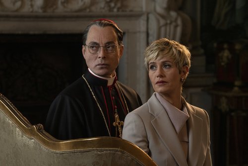 Maurizio Lombardi y Cécile de France en 'The New Pope'