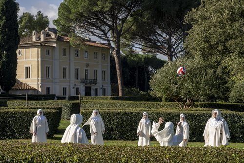 Las monjas juegan al voleibol en 'The New Pope'