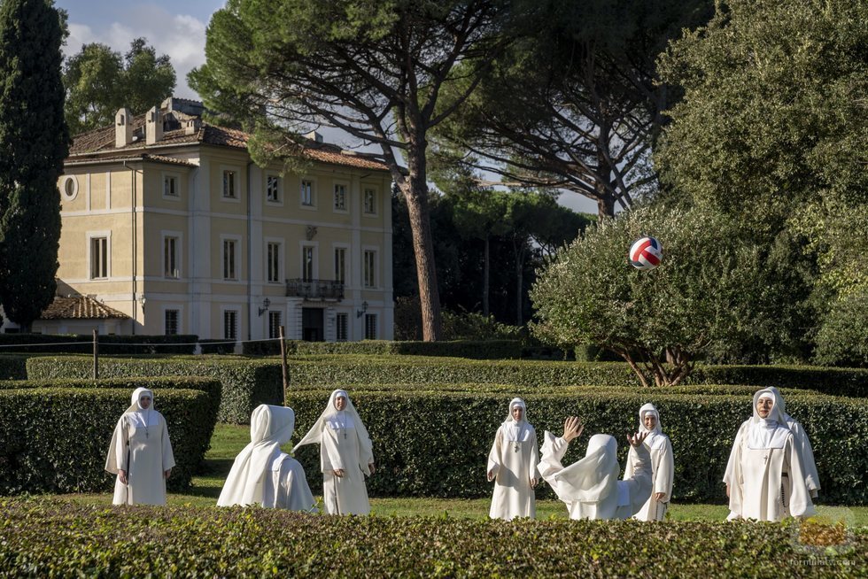 Las monjas juegan al voleibol en 'The New Pope'