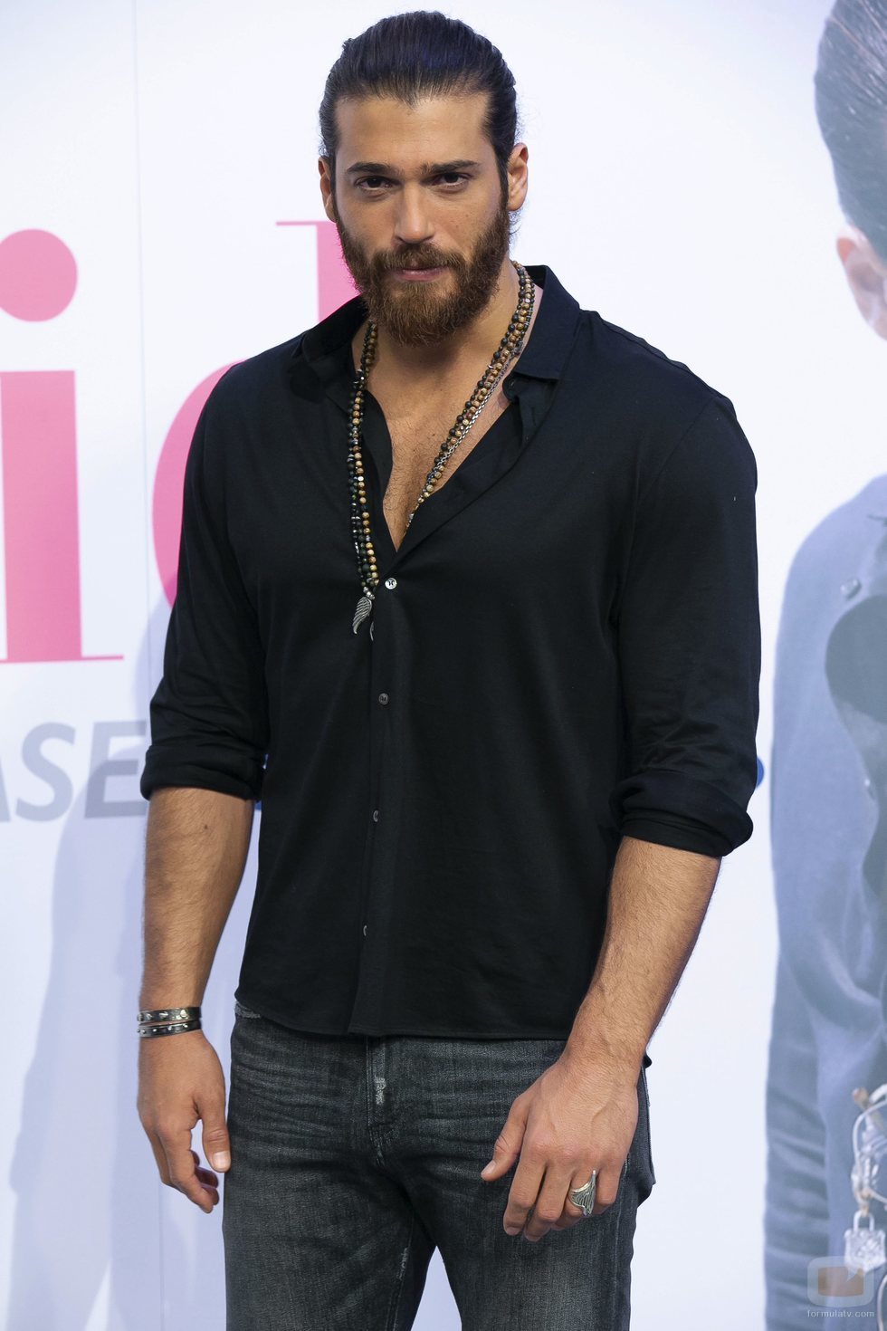 Can Yaman posa para los medios españoles
