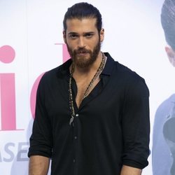 Can Yaman posa para los medios españoles