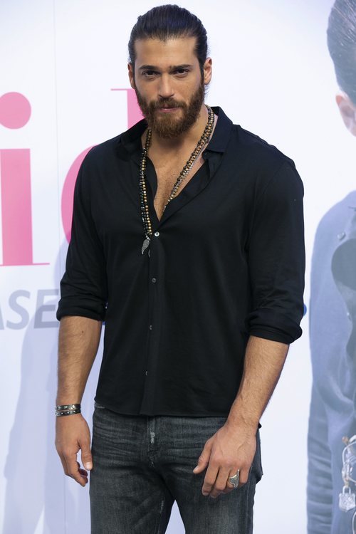 Can Yaman posa para los medios españoles