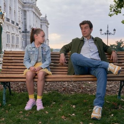 Lucía Balas y Javier Veiga sentados en un banco en la segunda temporada de 'Pequeñas coincidencias'