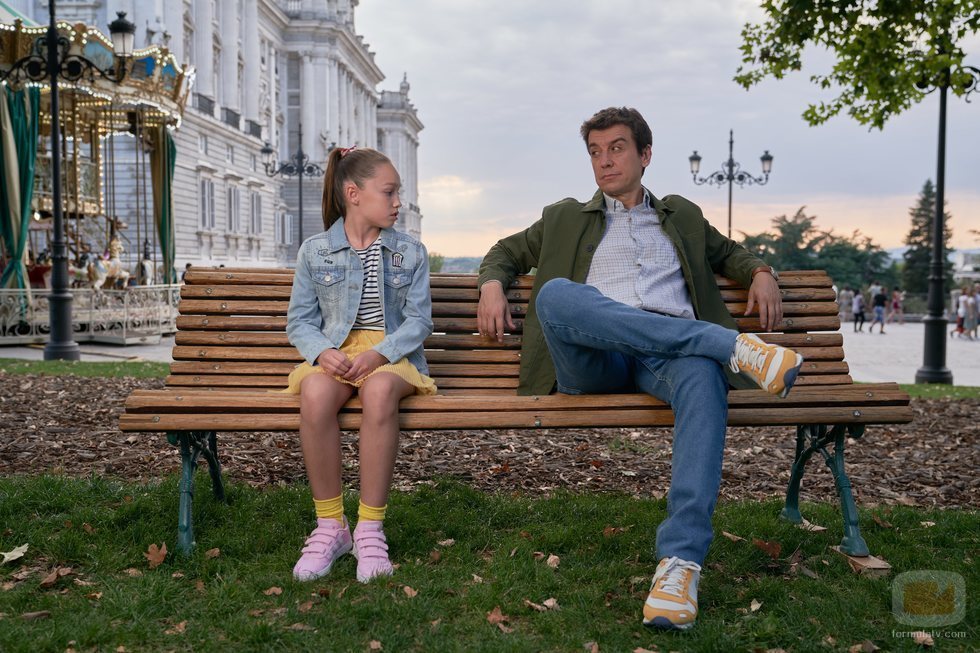 Lucía Balas y Javier Veiga sentados en un banco en la segunda temporada de  'Pequeñas coincidencias'