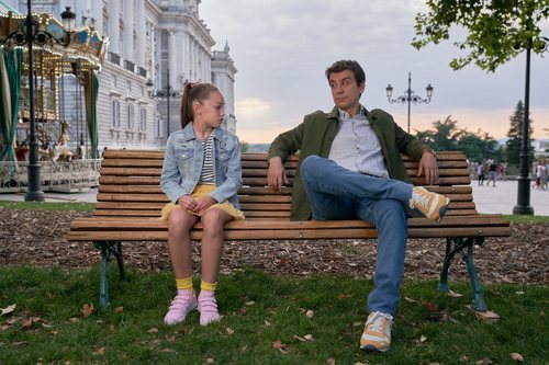 Lucía Balas y Javier Veiga sentados en un banco en la segunda temporada de  'Pequeñas coincidencias'