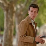 Javier Veiga sostiene un teléfono en la segunda temporada de 'Pequeñas coincidencias'