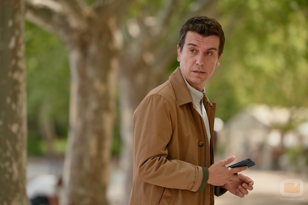 Javier Veiga sostiene un teléfono en la segunda temporada de 'Pequeñas coincidencias'